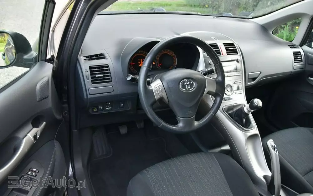 TOYOTA Auris 