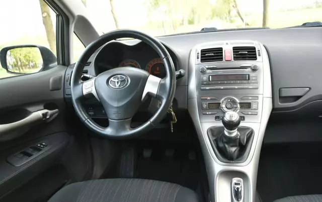 TOYOTA Auris 