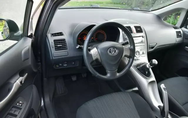 TOYOTA Auris 