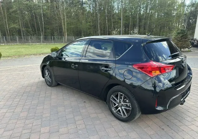 TOYOTA Auris 