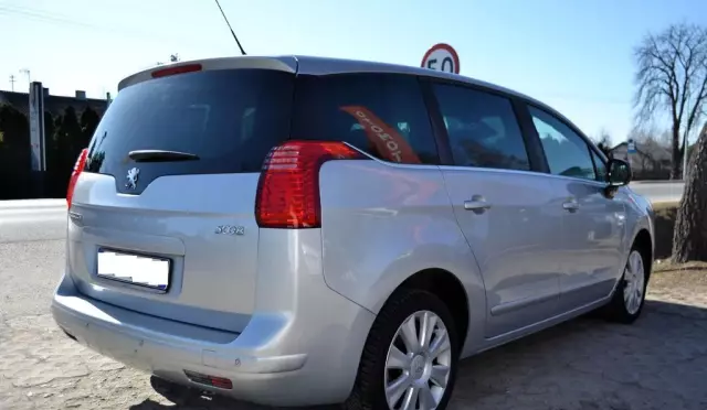 PEUGEOT 5008 