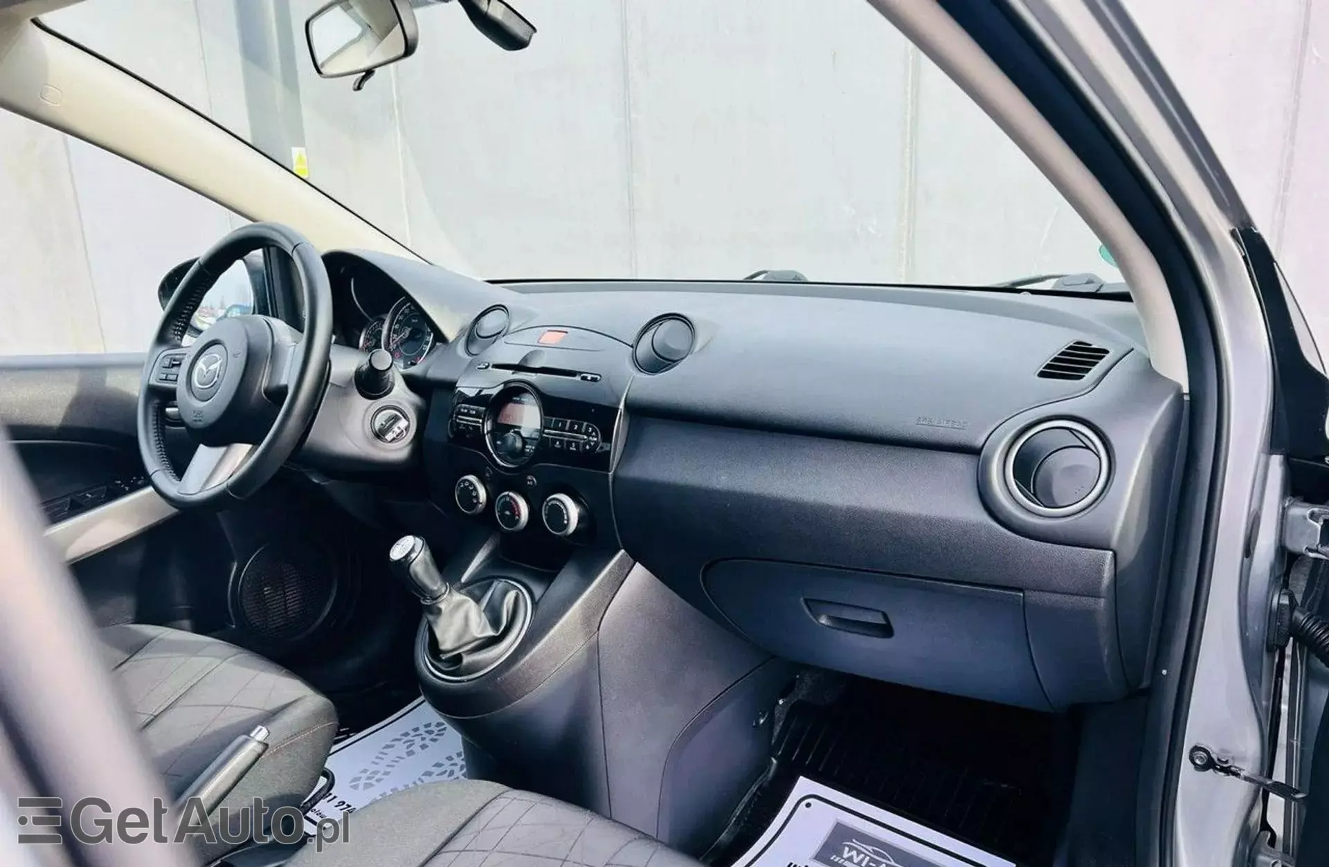 MAZDA 2 