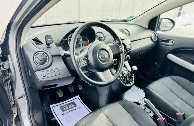 MAZDA 2 