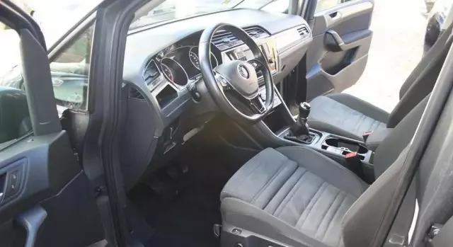 VOLKSWAGEN Touran 