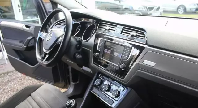 VOLKSWAGEN Touran 