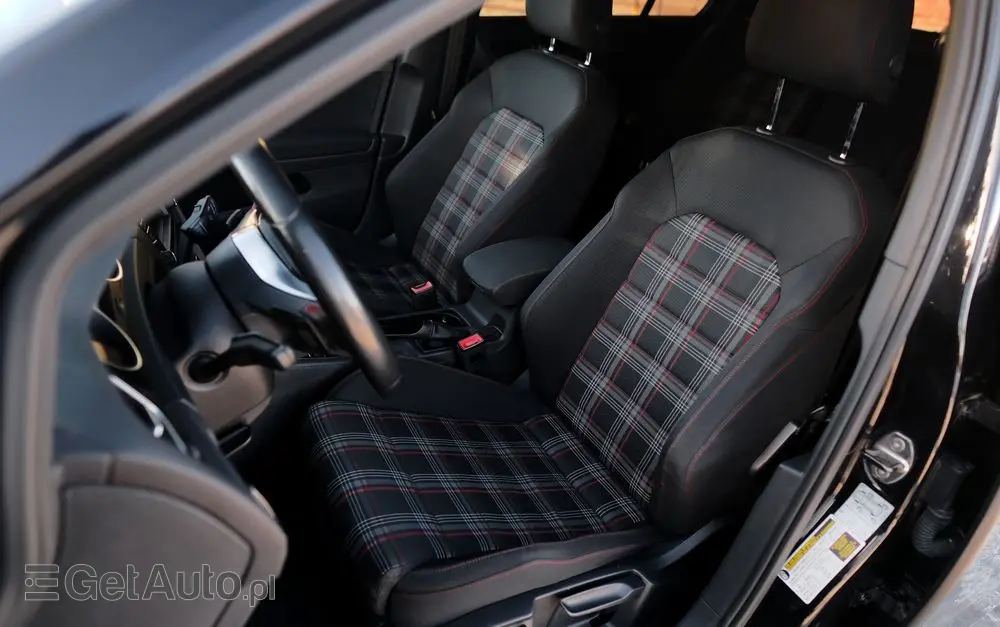 VOLKSWAGEN Golf GTI Performance BlueMotion Technology DSG