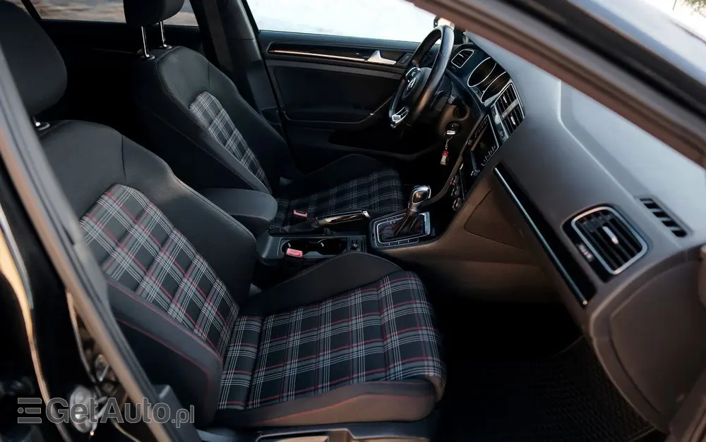 VOLKSWAGEN Golf GTI Performance BlueMotion Technology DSG