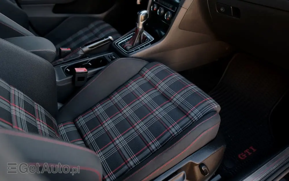 VOLKSWAGEN Golf GTI Performance BlueMotion Technology DSG