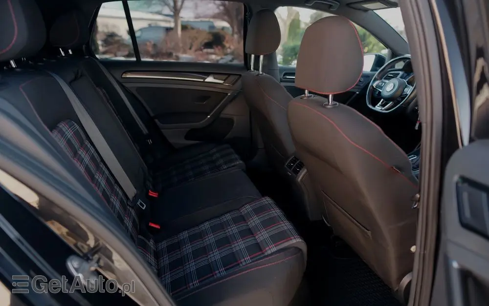 VOLKSWAGEN Golf GTI Performance BlueMotion Technology DSG