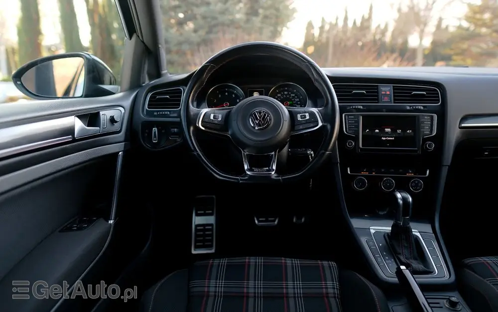 VOLKSWAGEN Golf GTI Performance BlueMotion Technology DSG