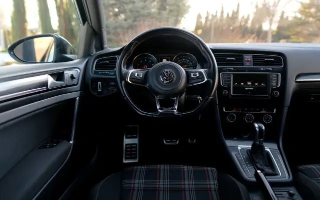 VOLKSWAGEN Golf GTI Performance BlueMotion Technology DSG