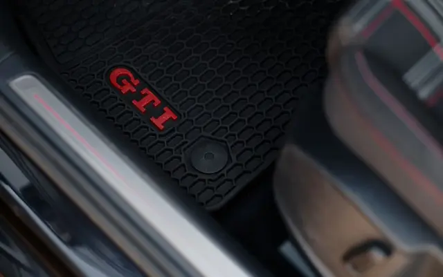 VOLKSWAGEN Golf GTI Performance BlueMotion Technology DSG