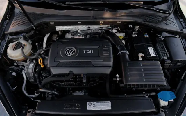 VOLKSWAGEN Golf GTI Performance BlueMotion Technology DSG