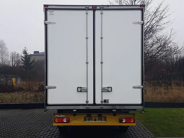 RENAULT Master FWD 8 EP KONTENER 4,22x2,23x2,23 KLIMA MANUAL 6-BIEGÓ KRAJOWY