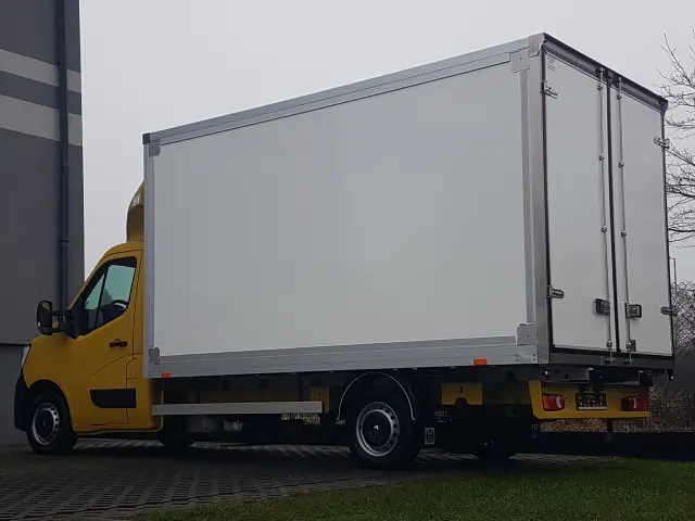 RENAULT Master FWD 8 EP KONTENER 4,22x2,23x2,23 KLIMA MANUAL 6-BIEGÓ KRAJOWY