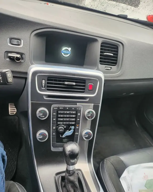 VOLVO V60 D2 R-Design