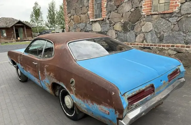 PLYMOUTH Duster 