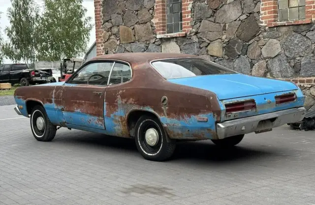 PLYMOUTH Duster 