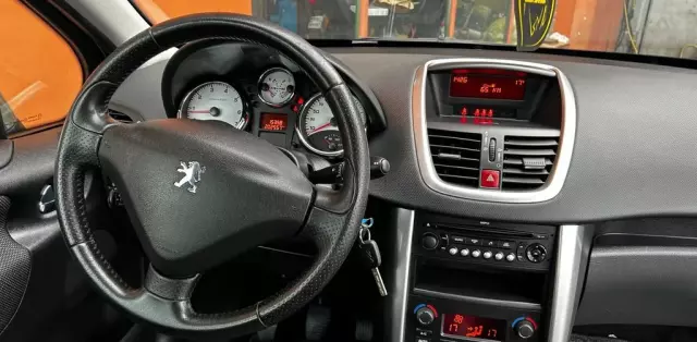 PEUGEOT 207 