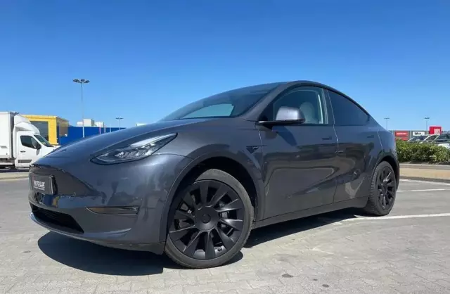 TESLA Model Y 
