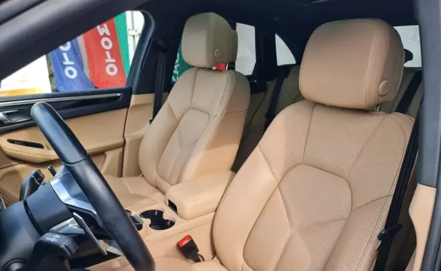 PORSCHE Macan 