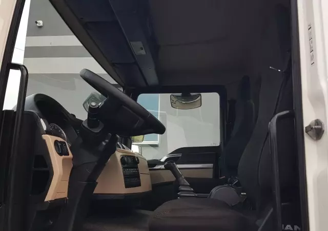 MAN TGL 12.220 HAKOWIEC 4x2 KLIMA 