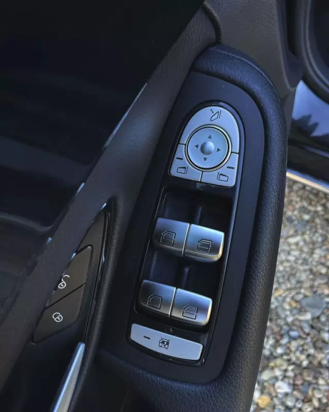 MERCEDES-BENZ Klasa C 200 9G-TRONIC