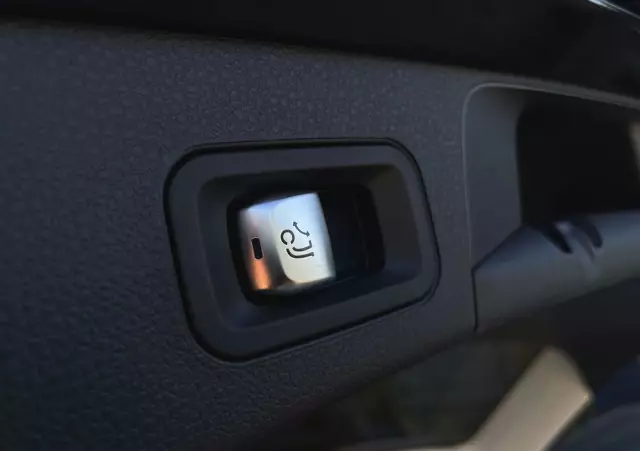 MERCEDES-BENZ Klasa C 200 9G-TRONIC