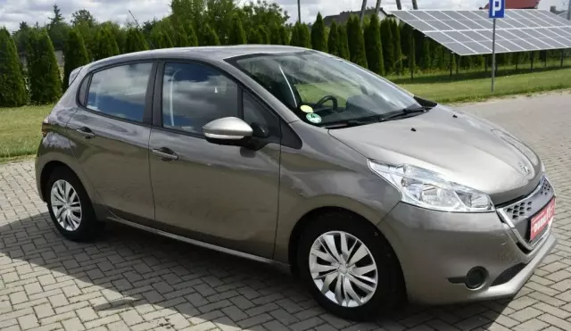 PEUGEOT 208 