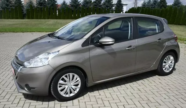 PEUGEOT 208 