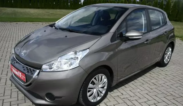PEUGEOT 208 