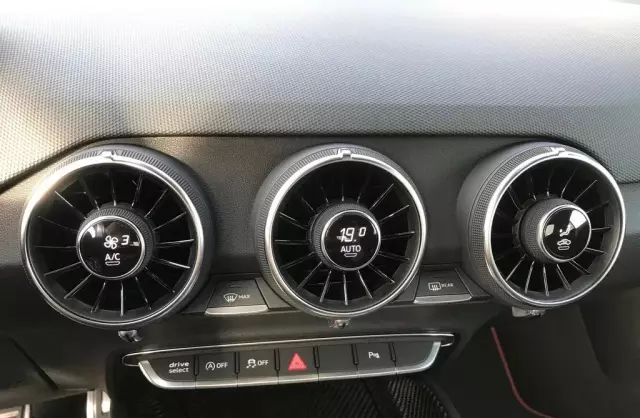 AUDI TT 