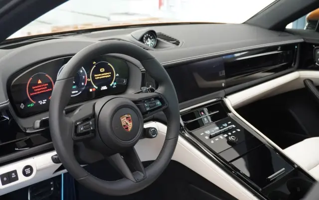 PORSCHE Panamera 