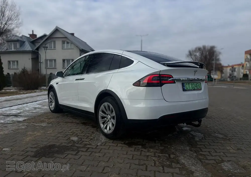 TESLA Model X 