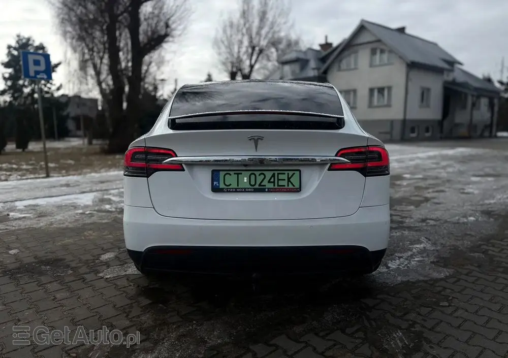 TESLA Model X 