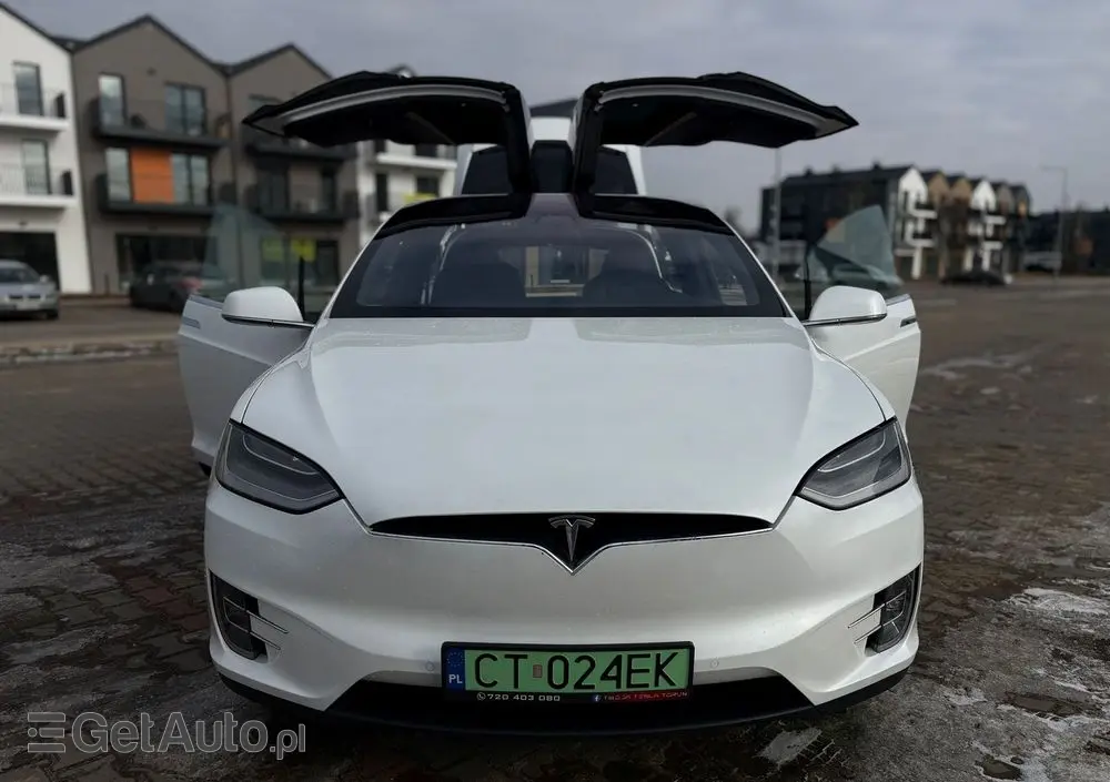 TESLA Model X 