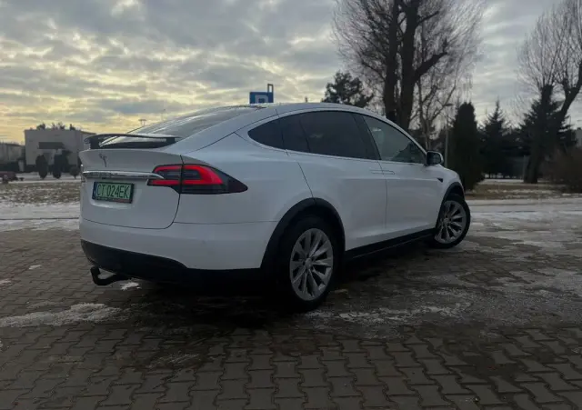 TESLA Model X 