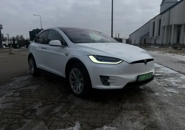 TESLA Model X 