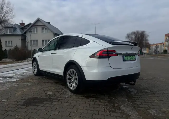 TESLA Model X 