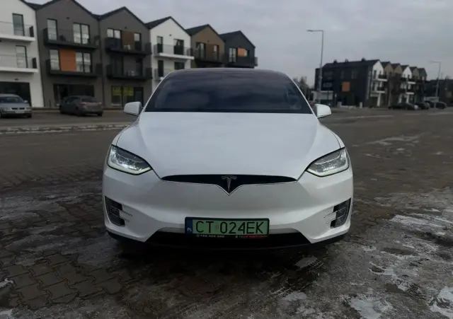 TESLA Model X 