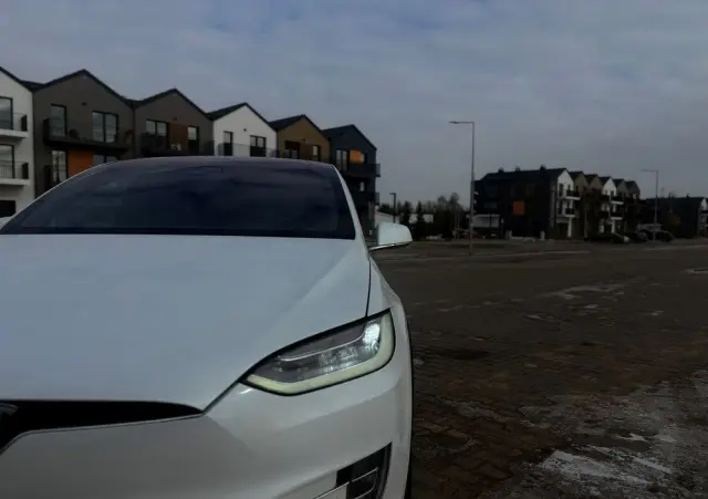 TESLA Model X 
