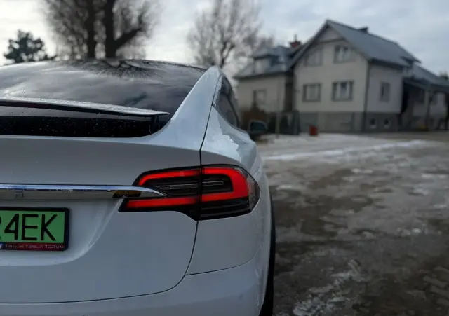 TESLA Model X 
