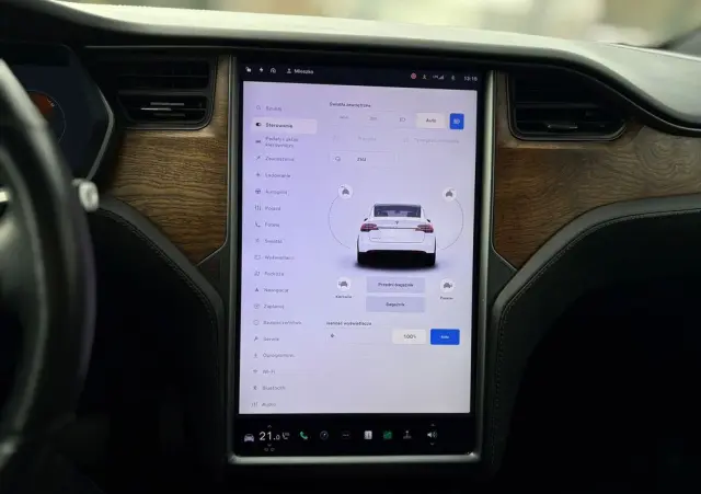 TESLA Model X 