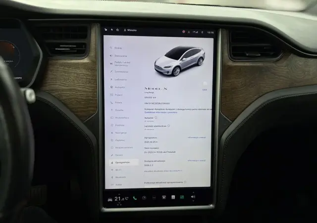 TESLA Model X 