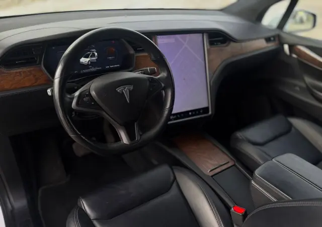 TESLA Model X 