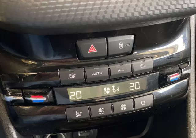 PEUGEOT 2008 1.5 BlueHDi Signature