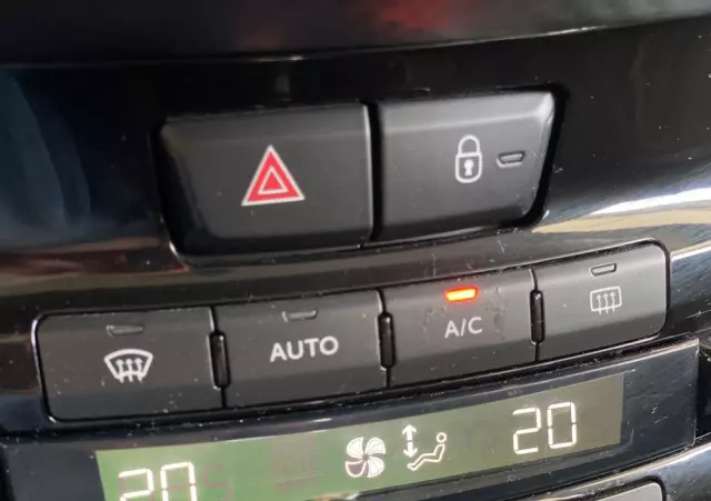 PEUGEOT 2008 1.5 BlueHDi Signature