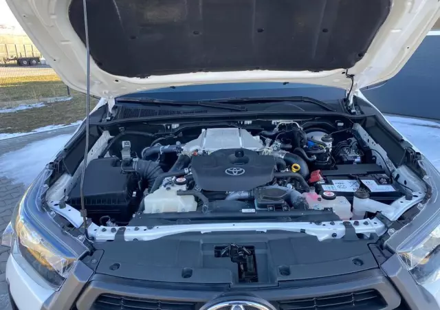 TOYOTA Hilux 2.4 D-4D Extra Cab DLX 4x4