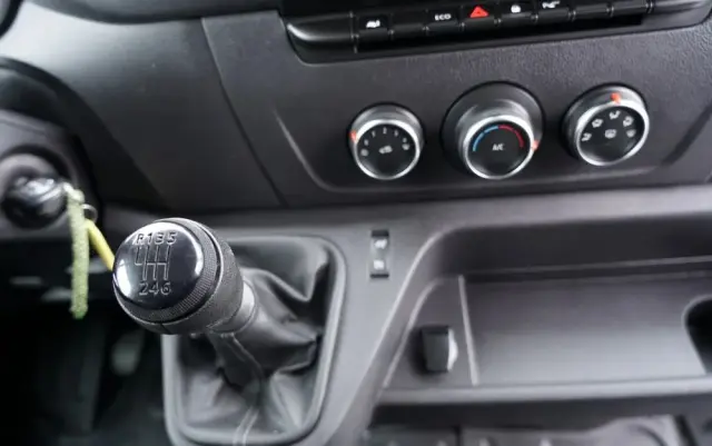 RENAULT MASTER / BLASZAK / FURGON / BRYGADÓWKA 7 MIEJSC / ZABUDOWA / POLSKI SALON / JEDEN WŁAŚCIEL 