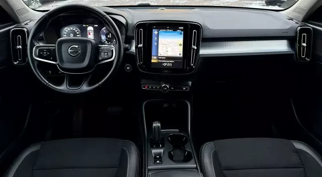 VOLVO XC 40 D3 AWD Momentum Pro